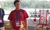 女子W杯会場で「パンフレットいかがですか」　甲子園準V監督が“販売員”を務めたワケ