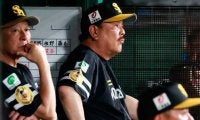 鷹・藤本監督、イニング途中で捕手交代の奇策実らず　嶺井→甲斐で失点重ねベンチで呆然