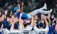 日本ハム・木村文紀“古巣”で引退セレモニー　妻子からの花束に涙…最終打席では二塁打