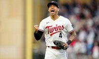 【MLB】ツインズの“近未来”頭脳プレーに驚愕…「遊撃手→捕手→ピッチコム経由で投手へ」サイン送り2塁牽制死