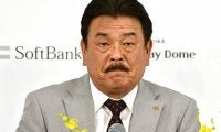 鷹・藤本監督が涙の会見「しんどかった」　任期満了で更新せず…2年連続V逸で退任