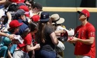 大谷翔平の人気は不変だ 元エ軍同僚右腕が明かした“異常なエピソード”「若い女の子が見えただけで泣き出した」