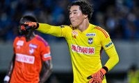 「えぐ可愛い奥さん」J1新潟GK小島亨介の祝福に駆けつけた妻との「夫婦2ショット」に視線集中！ 家族を前に照れる姿にも「ほっこり」「可愛いし素敵」の声
