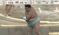 「ぐわっ」派手にゴロン、からのスタッ！負けても魅せる力士の高速回転・前回り受け身が館内にウケまくる