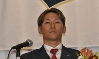 オリ移籍の西川が入団会見　背番号7は「ちょっと重たい」…赤いネクタイで登場