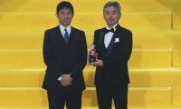 福岡に星をつけ、優秀監督賞の勲章！　長谷部茂利監督が選手の成長を誇る　「その日だけでなく常に…」