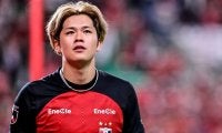 「背番号づくしで素敵な写真」浦和・伊藤敦樹が東京タワーをバックに「新婚妻との手つなぎショット」公開！ 結婚指輪が印象的な夜の一枚