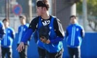 新品なのに「グラブ壊れたっす」　同僚も驚愕…“逸材”DeNAドラ5の剛球は「えぐい」