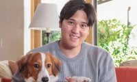 大谷翔平、愛犬デコピンの“近影”を公開　突っ伏すパワプロくん…悲惨な光景に