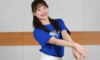 ベビーフェイスで決める“大開脚”　お風呂上がりの努力…DeNAチア新メンバーの柔軟性