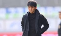 「勝利した時より笑顔」「癒される」いつもクールな鳥栖・川井健太監督の笑顔にファンが反応！試合とは異なる服装にも注目の声「黒じゃない！？」
