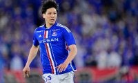 「意外と似合ってた」欧州挑戦決定のサッカー日本代表DFが早くも新ユニフォームを披露！「赤も似合ってるぞ！」「第2の渡辺剛に」などの声が広がる