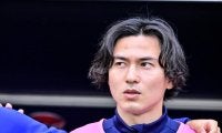 「火事やないか」「これ凄すぎ!!」南野拓実が出場した試合で、「サッカーができないほどの発煙筒」で試合中断！「なんでバックスタンドでやるんだよ」と驚きの声が出た光景