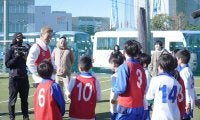 本田圭佑がサプライズ訪問で子どもたちをサポート「プロになるためには……」　“二刀流”で熱血指導「毎回チャレンジしてください」