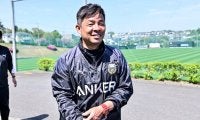 【川崎・鬼木監督の“青い誕生日ケーキ”誕生秘話 (1)】報道陣のいつもとは違った集まり方に気がつくも……スタッフのまさかの“切り返し”に騙され、「俺はあっさりと……（笑）」と赤面