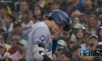 大谷翔平に一体、何が起きた…！？ 左手ガブリ…！ ベース上で見せた一瞬の“表情”にファン騒然 「大丈夫かよ」「どこか痛めた？」