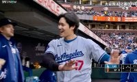 やめろよ〜カモン！大谷翔平、12号ソロ弾後にベンチで“珍ムーブ” 相手は誰？至福の瞬間が話題に
