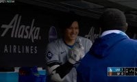 大谷翔平に一体、何が起こった…！？  中継カメラがとらえたヤバすぎる瞬間　特大アーチ後にベンチで見せた“謎の動き”が話題に「新ポーズ？」「なんだこれｗ」