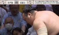 「何が起きた？」力士が突如、膝から崩れ落ちる展開に館内騒然…相手力士も“あれっ？”心配顔