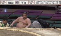 「軽トラにぶつかるくらい」土俵下に落下してくる力士を避けられず親方“被弾” 派手な幕切れに「あらあら…」「巨体落ちてきたらこわい」戦々恐々