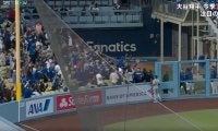球場騒然！よく捕ったな…！？ 大谷翔平の“変態パワー弾”をキャッチした観客がヤバすぎる　フェンス際での見事なプレーが話題に 「魔術師」「難しい打球だぞ？」