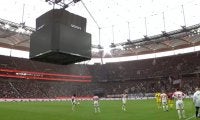 「落ちたら大惨事」試合中のピッチに超巨大スクリーンが降下＆散水してプレーが中断する前代未聞のアクシデント発生！やりすぎた発煙筒の煙に反応か「超危険」「シュール過ぎる」