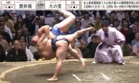 こんな大の里は見たことない…！ 豊昇龍、“衝撃”の投げに館内騒然 181キロの巨体が宙を舞った「すごいひっくり返ったな」驚きの声