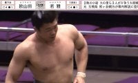筋肉ムキムキ力士が笑った…土俵下で“うっかり”ハプニング 微笑ましい一コマに「笑顔が素敵」「ニコニコで草」
