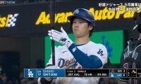 一体、何が起きた…！？ 大谷翔平、打席に入る前に一瞬見せた“謎の動き”がヤバすぎる　ファン騒然「ピッチャー怖いだろうな」「サムライかな？」
