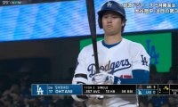 相棒、頼むぞ！大谷翔平、チャンスの打席でバットに“ぽんぽん”おまじないアクション「バットと会話したなw」「紙一重や」