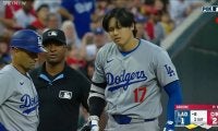 大谷翔平の頭と首が危ない！強烈タッチに痛そうな様子も 強烈三塁打の直後に起きたハプニング「え、大丈夫？」「脳震とう？」