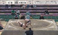 力士が土俵下に同時落下で“衝撃被弾” 親方がたまらず後ろへ倒れ込み…「Wでぶつかった？」視聴者どよめき