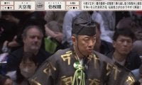3度の立ち合い不成立で行司が力士に詰め寄り厳重指導 勝ちたい気持ちが焦りを生んだか…「おいおい」「どうした？」館内騒然
