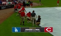 大谷翔平出場試合でまさかの事態発生！女性スタッフ、雨除けシートの下敷きから無事脱出の危機一髪シーン「無事でよかった〜」