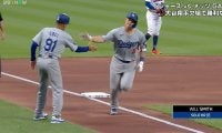 大谷翔平の代役DHがいきなりの先制弾！ お前、やるな…フリーマン笑顔でお出迎え