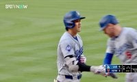 ショウヘイ、良かったな…大谷翔平、10戦ぶりHR直後の光景が“感動的”　MVP男の静かな歓迎に大谷の頬が緩む瞬間