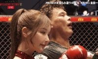「人形みたいで可愛い」BDのラウンドガールにファン騒然 無差別級マッチ、大波乱直後の一コマ