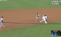 えっ？ なんで…！？ 大谷翔平の“予想外の動き”に球場騒然　一体、何が起きた…？ 盗塁成功直後にまさかの“牽制死”「ケガしないか心配」「裏かかれた？」