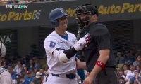 ごめんなさい！大谷翔平が球審に笑顔で“全力謝罪”1打席でファウルが2度も直撃の珍場面が発生