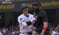 球審にとっては一生の思い出？大谷翔平の強烈ファウルを1打席で2発も受けるレアシーン 笑顔で語り合うほっこり空間