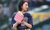 白ショーパンで豪快足上げ…甲子園に“降臨”した美人アナ　鮮やか投球にスタンド喝采