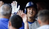 大谷翔平の“命を救った”ビッグプレーに「何色のポルシェを贈るつもりだろうか？」現地も称賛！ ロバーツ監督も拍手で称える