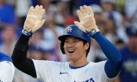大谷翔平の背後で…しれっと“クイッ”　球宴野手のモノマネが「可愛すぎる」