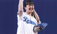 球場に現れた歌姫が「かわいすぎた」　ポニテ揺らして緊張の一投、会心投球に満点笑顔
