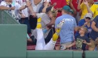 ハプニング発生！ 客席に突撃してボールキャッチ→体ごと転落してホームランにしてしまう「大丈夫かよ…」「惜しすぎる」