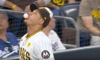 メンタル強すぎる！ 風船ガムを膨らませながら… パドレスの“暴れん坊”が衝撃のスーパープレー　名手マチャド、余裕の“神キャッチ”