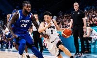 日本代表の河村勇輝がNBAスター選手と並んで紹介…五輪第2戦の“トップパフォーマー”に選出