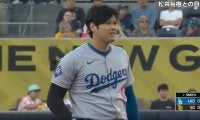 「化け物だな…」 大谷翔平、もはや意味不明すぎる　送球したボール直撃で激痛悶絶→すぐに復活してしまう「身体能力かなりヤバい」