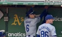 試合中にグラブが消えた！ 一塁手がミット紛失…異例の中断＆“大捜索”に敵地ブーイング ドジャース戦で珍事