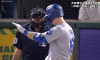 入ってないだろ！ 不可解ジャッジにドジャースの正捕手が猛抗議 「ボール」「疑惑の判定」カメラが捉えた“枠外の一球”が物議